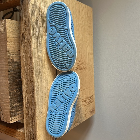 Kids size 6 blue Native shoes - Picture 5 of 5